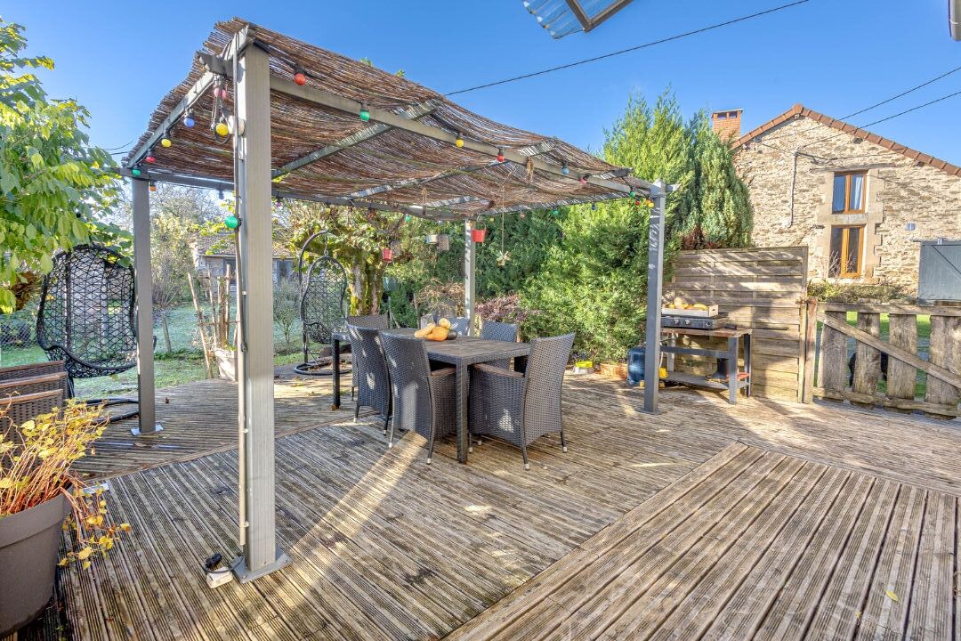Modern cottage with pleasant surprises in Nontronnais