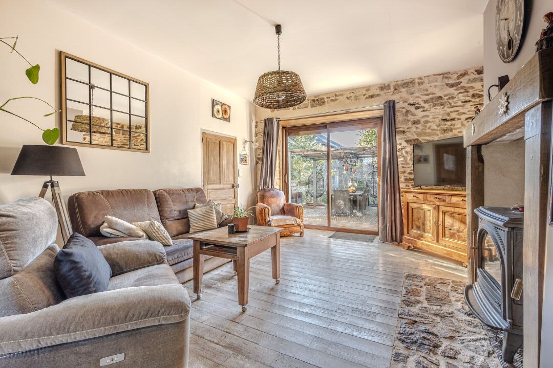Modern cottage with pleasant surprises in Nontronnais