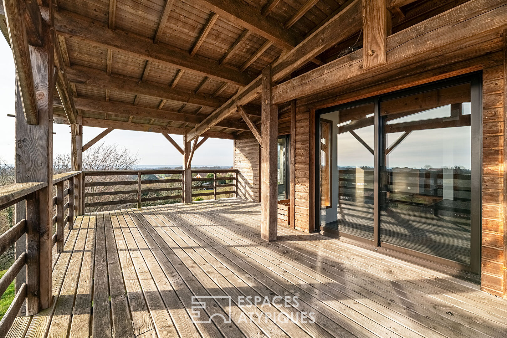 Wooden house in the heart of nature and its panoramic terrace