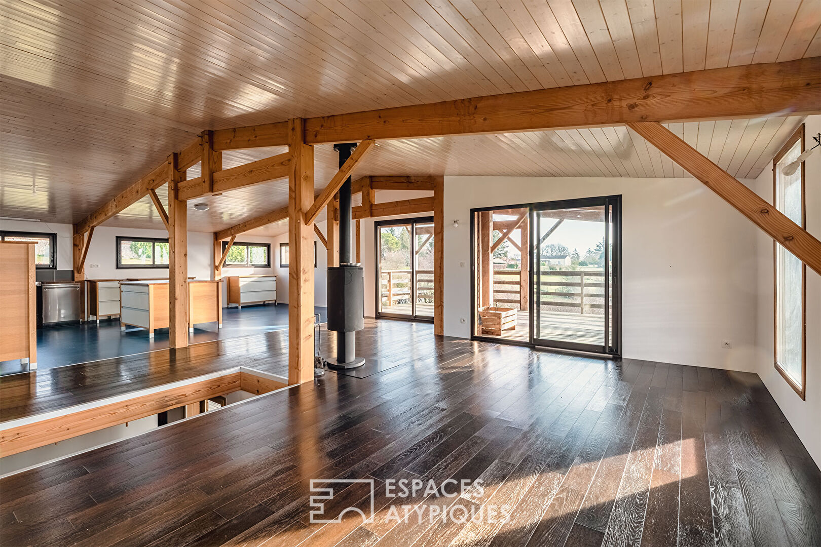 Wooden house in the heart of nature and its panoramic terrace