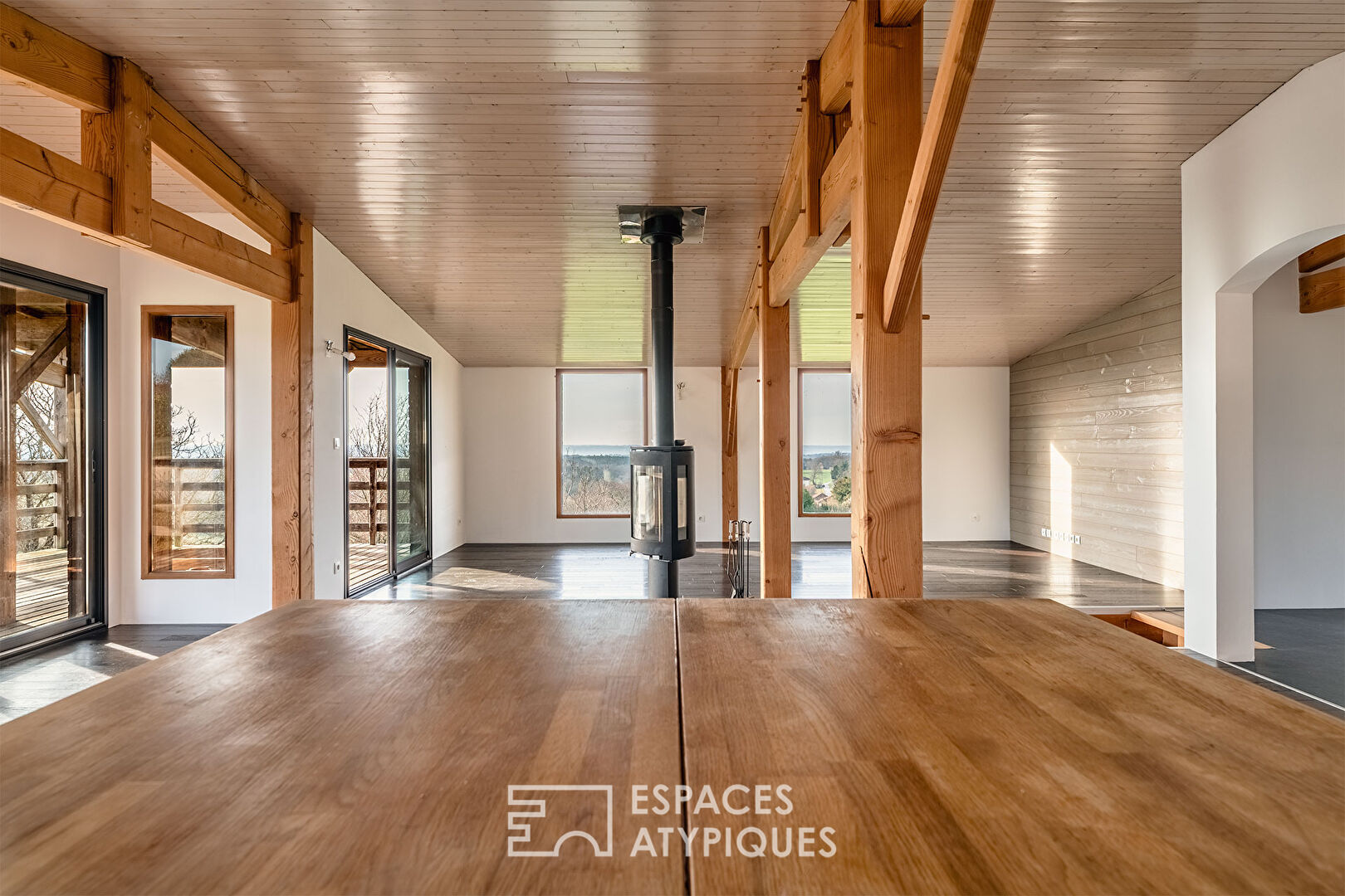 Wooden house in the heart of nature and its panoramic terrace
