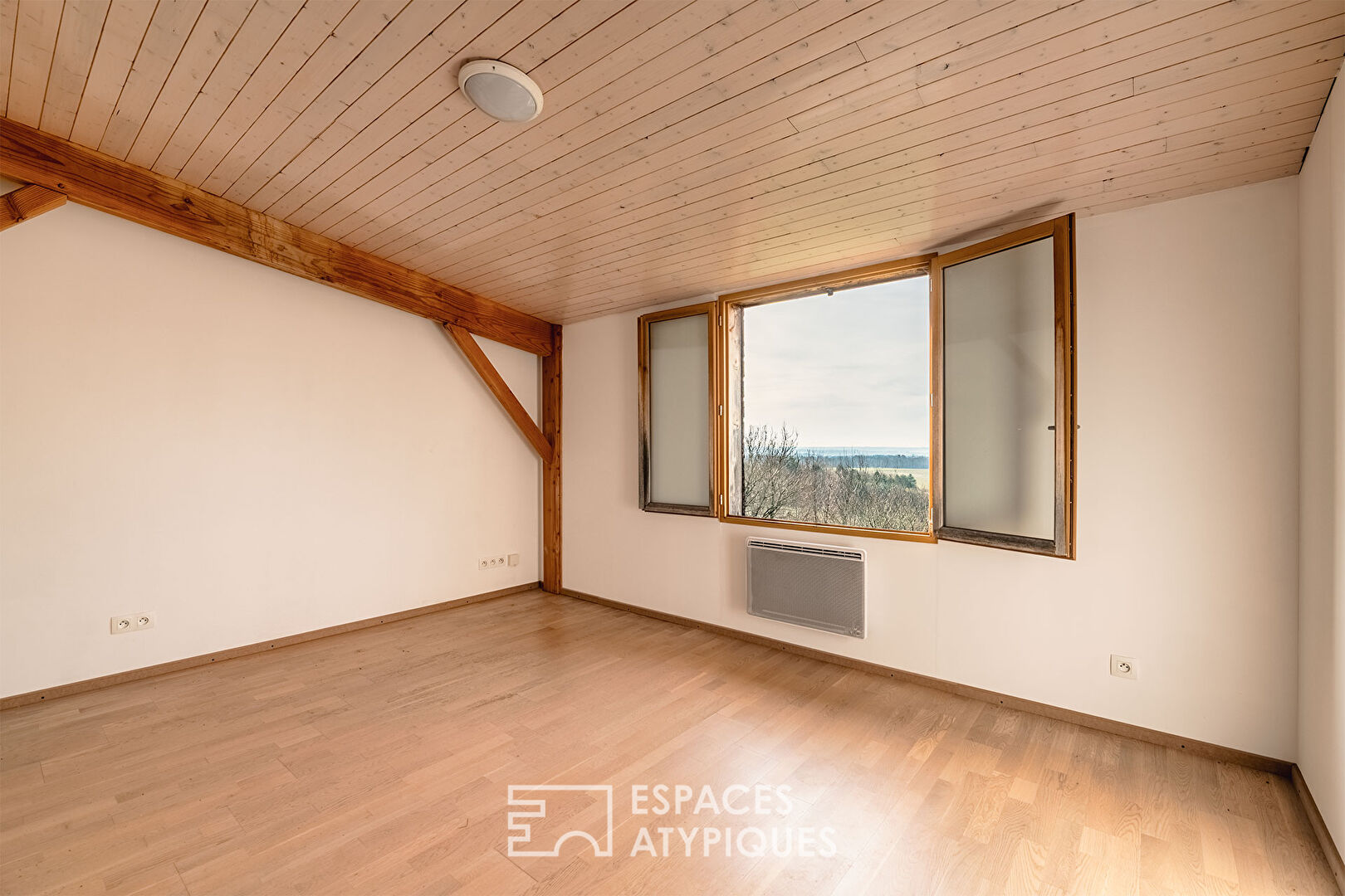 Wooden house in the heart of nature and its panoramic terrace