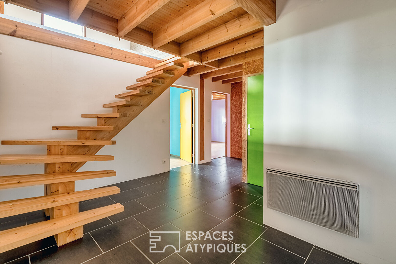 Wooden house in the heart of nature and its panoramic terrace