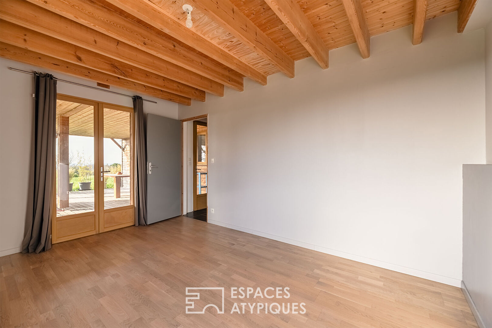 Wooden house in the heart of nature and its panoramic terrace