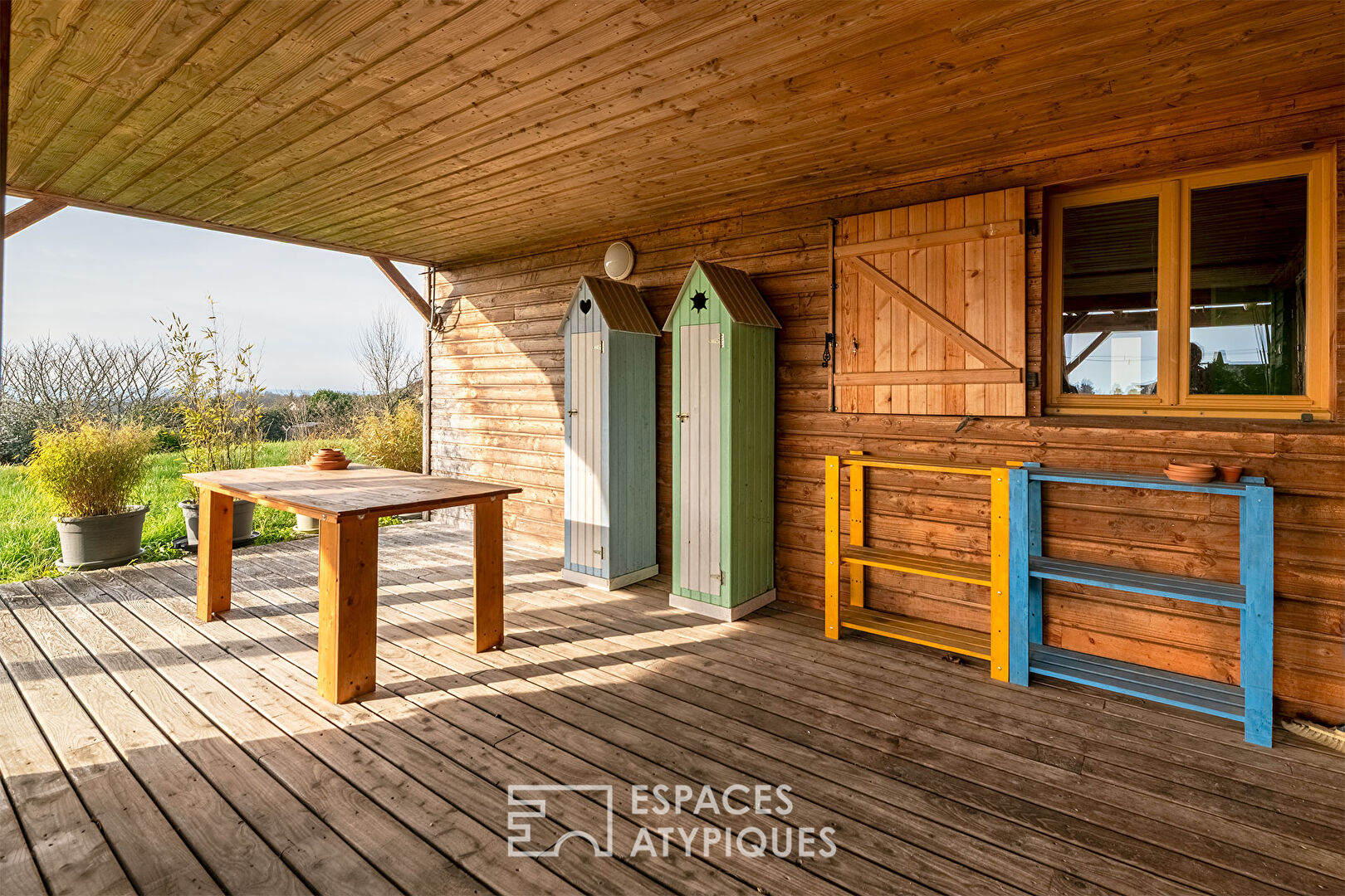 Wooden house in the heart of nature and its panoramic terrace