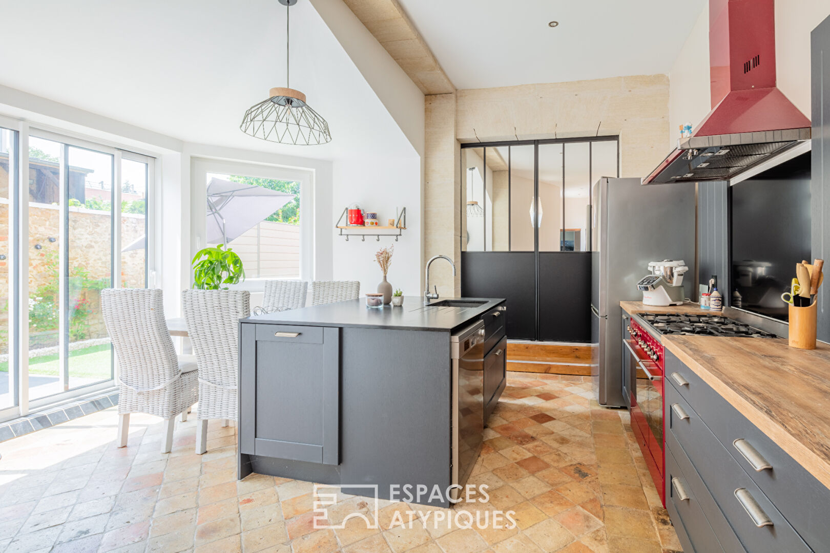 Belle maison bourgeoise avec jardin dans un quartier prisé