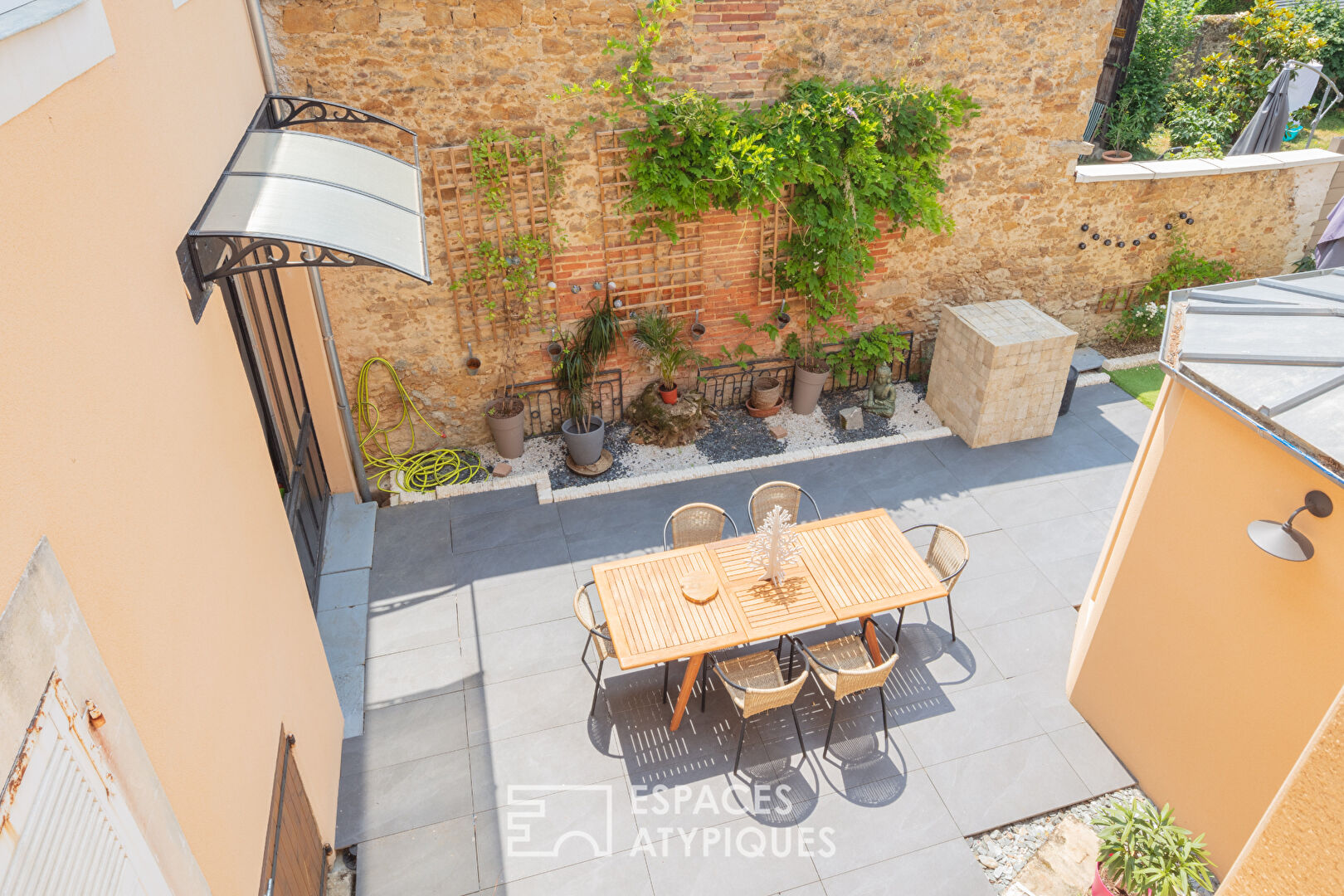 Belle maison bourgeoise avec jardin dans un quartier prisé
