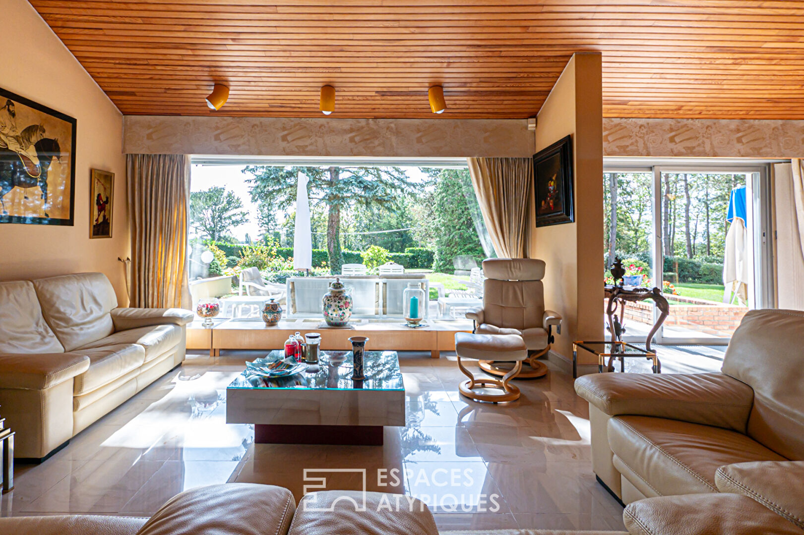 Maison d’architecte nichée dans son parc arboré