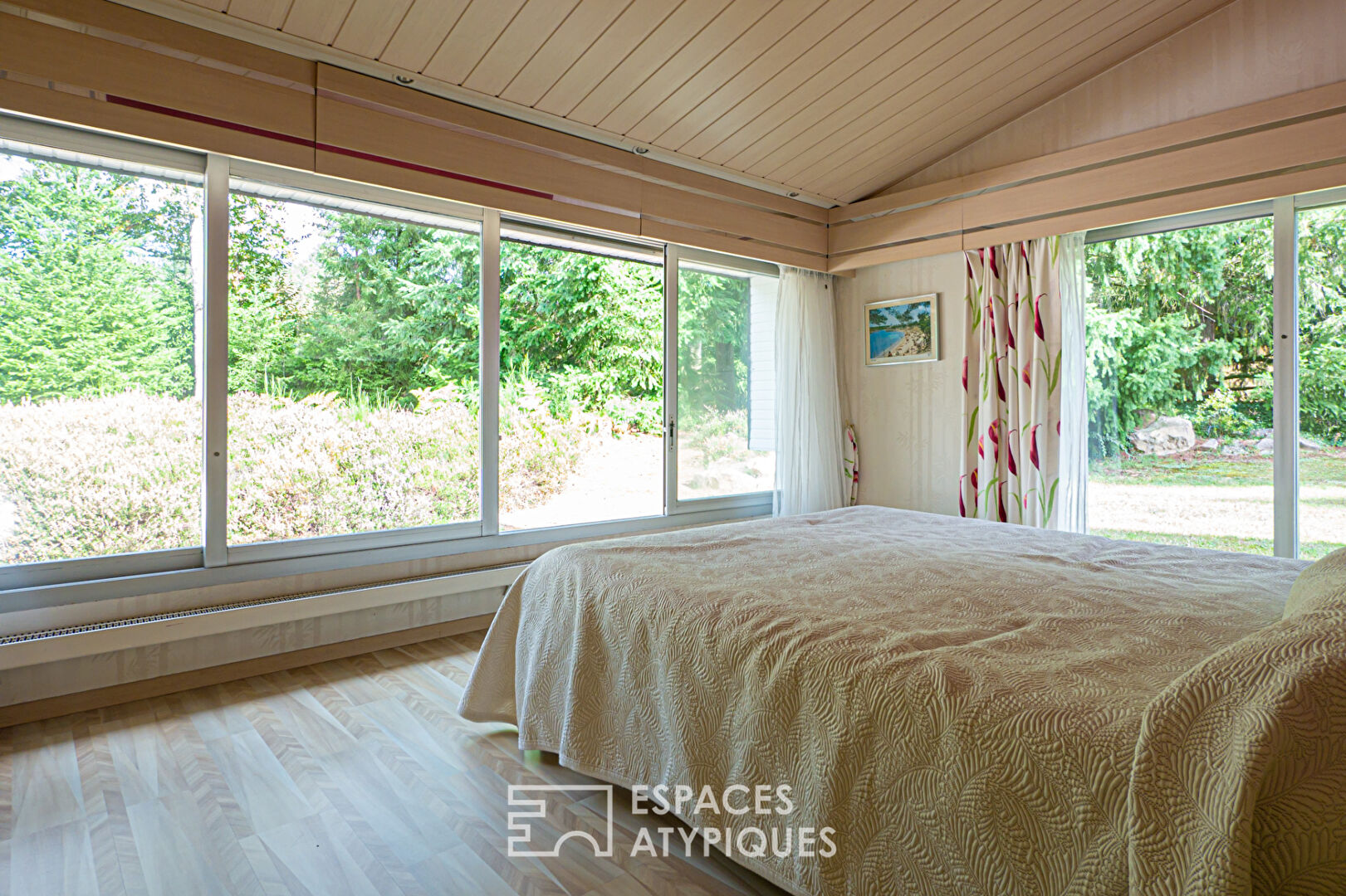 Maison d’architecte nichée dans son parc arboré
