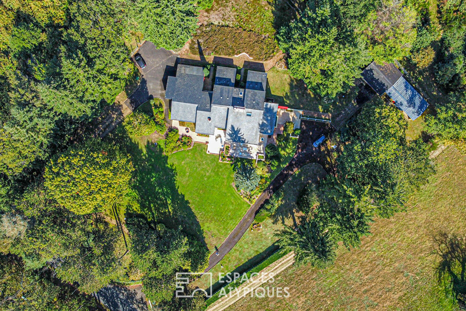 Maison d’architecte nichée dans son parc arboré