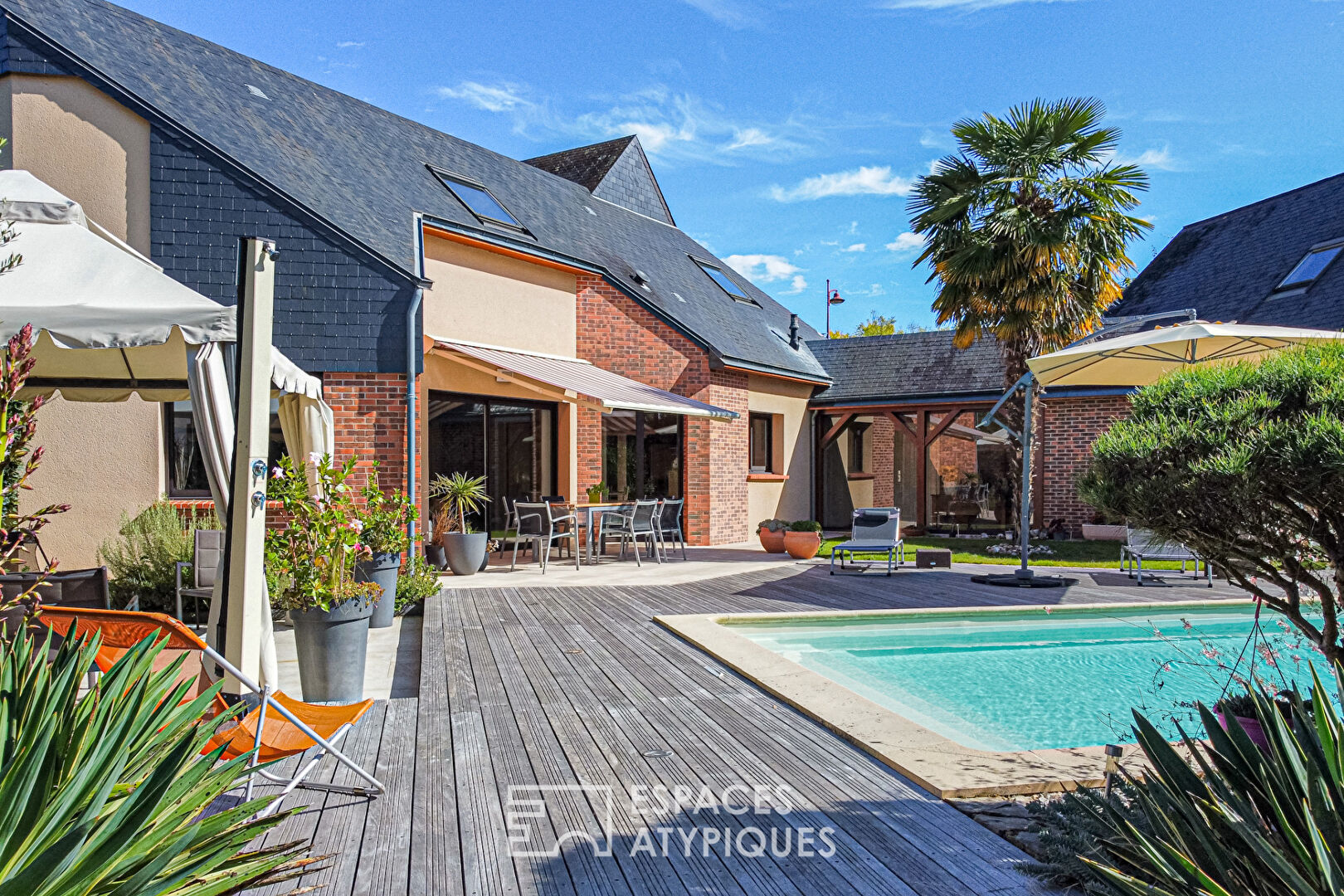 Belle contemporaine avec jardin et piscine