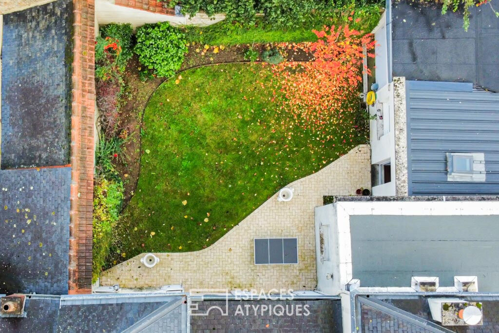 Demeure bourgeoise avec son jardin intimiste et son garage en centre ville du Mans