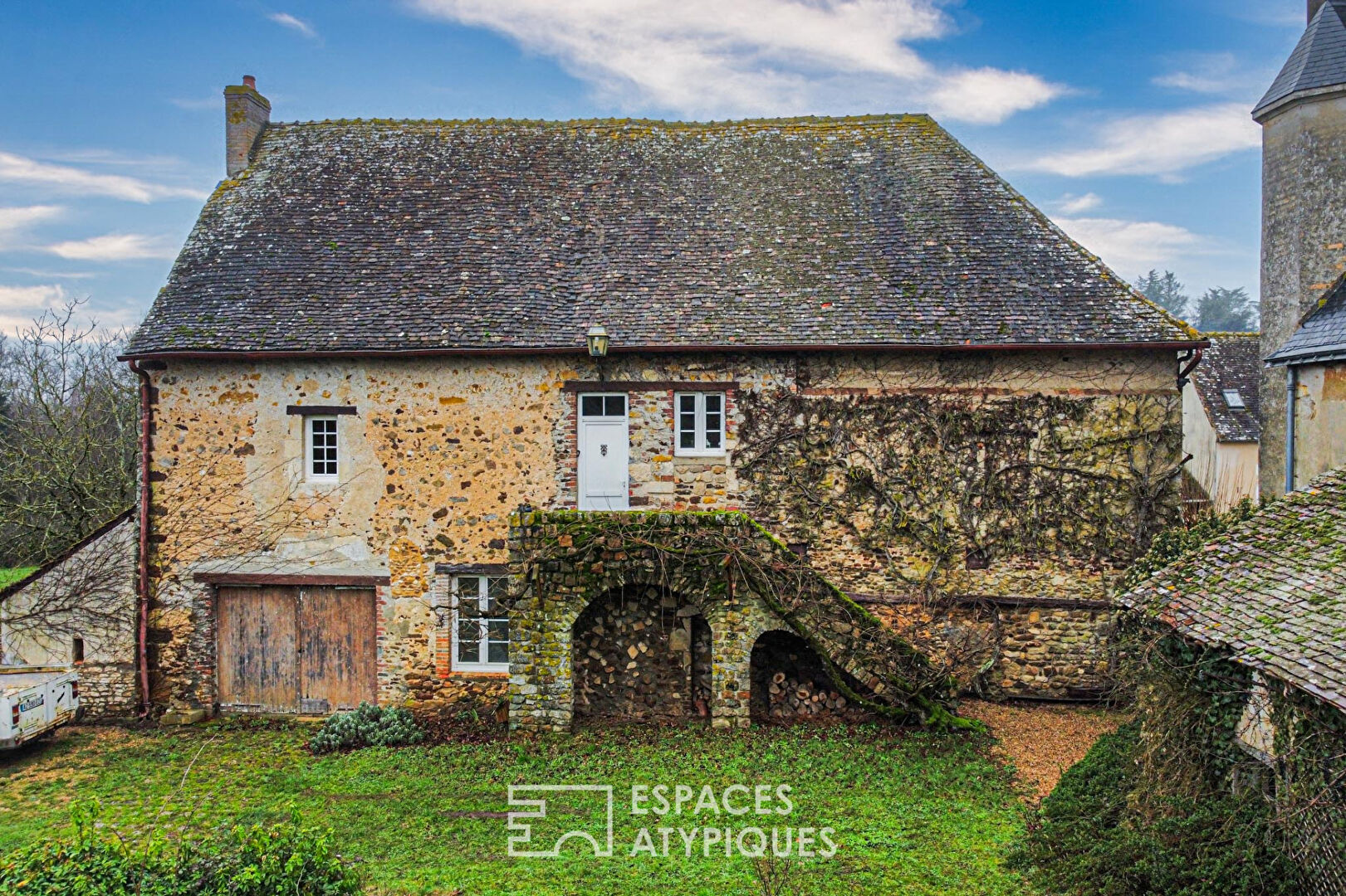 15th century manor in a privileged setting with its park and pond