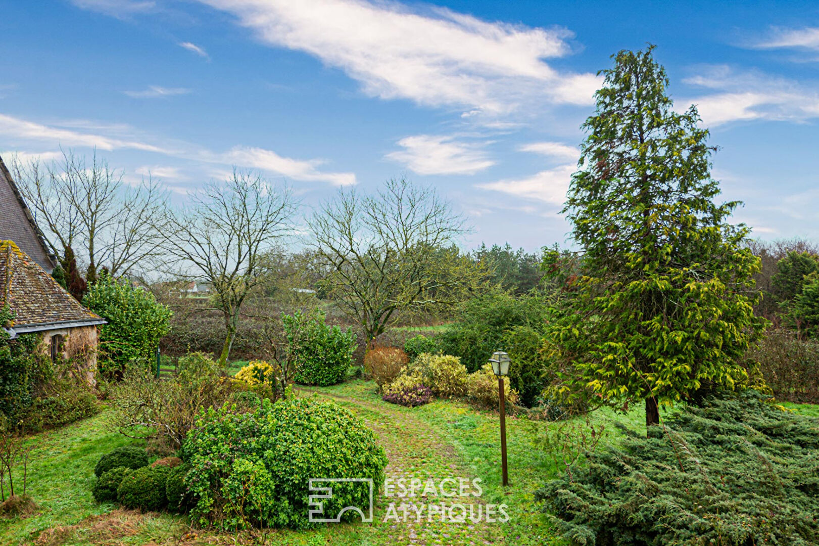 15th century manor in a privileged setting with its park and pond