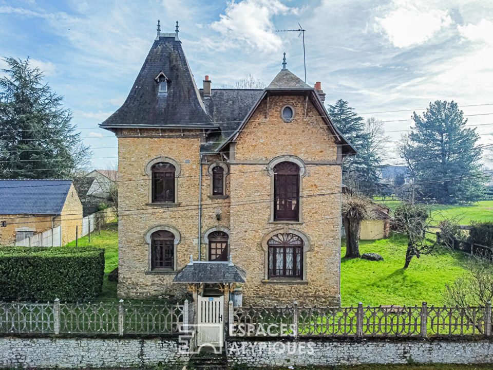 Belle demeure familiale en pierre de Solesmes dans une cité de caractère