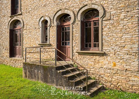 Belle demeure familiale en pierre de Solesmes dans une cité de caractère