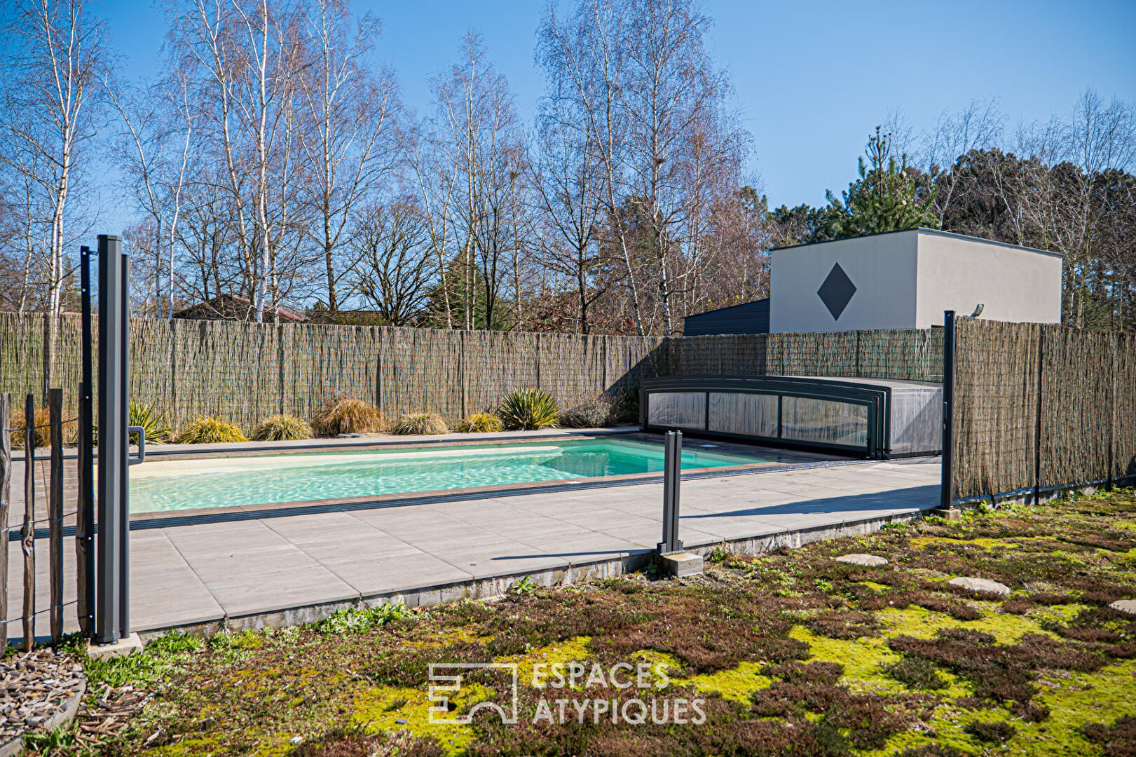Villa contemporaine avec piscine et gîtes dans un écrin de verdure