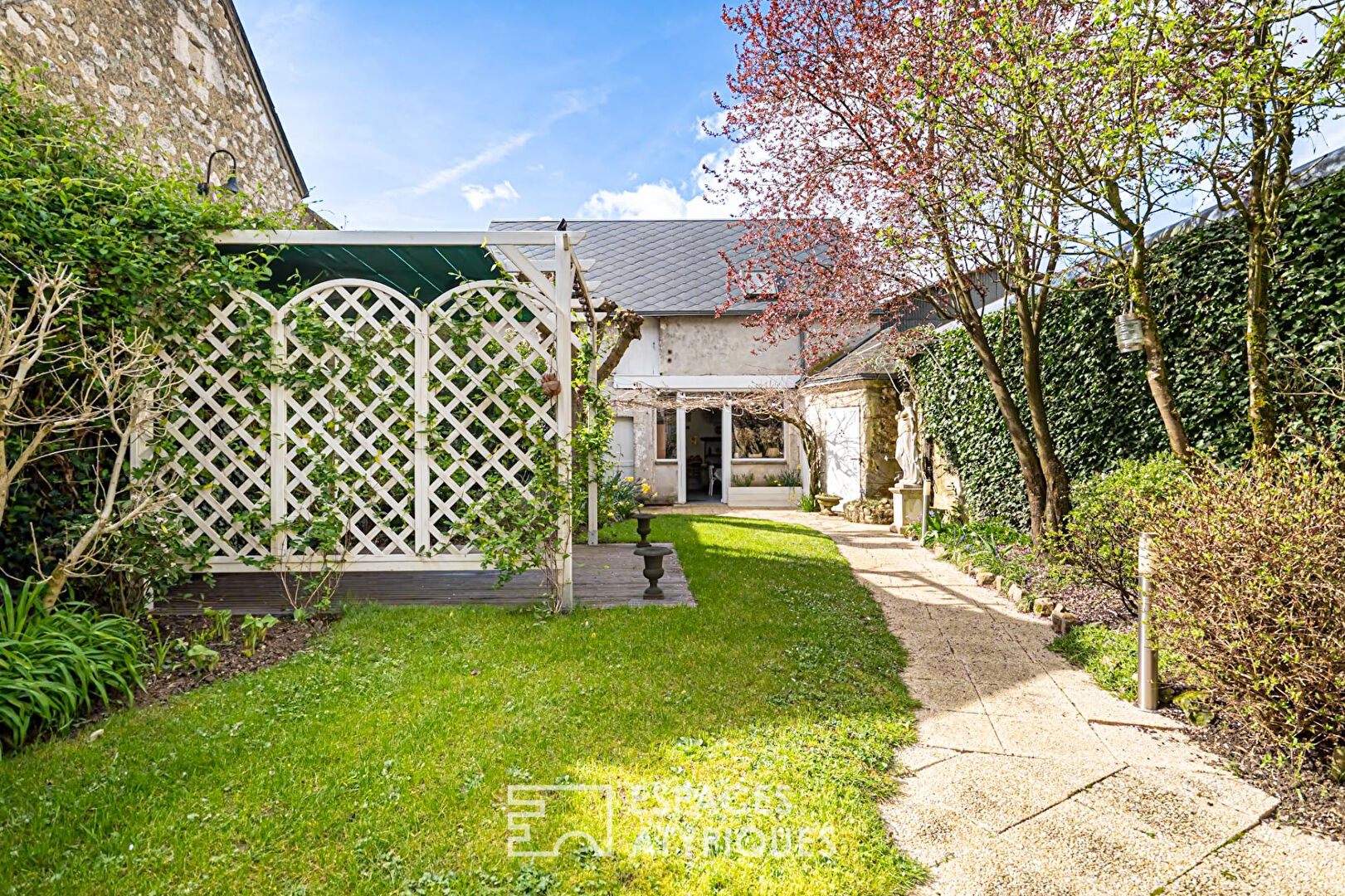 Belle demeure de caractère avec jardin et dépendance