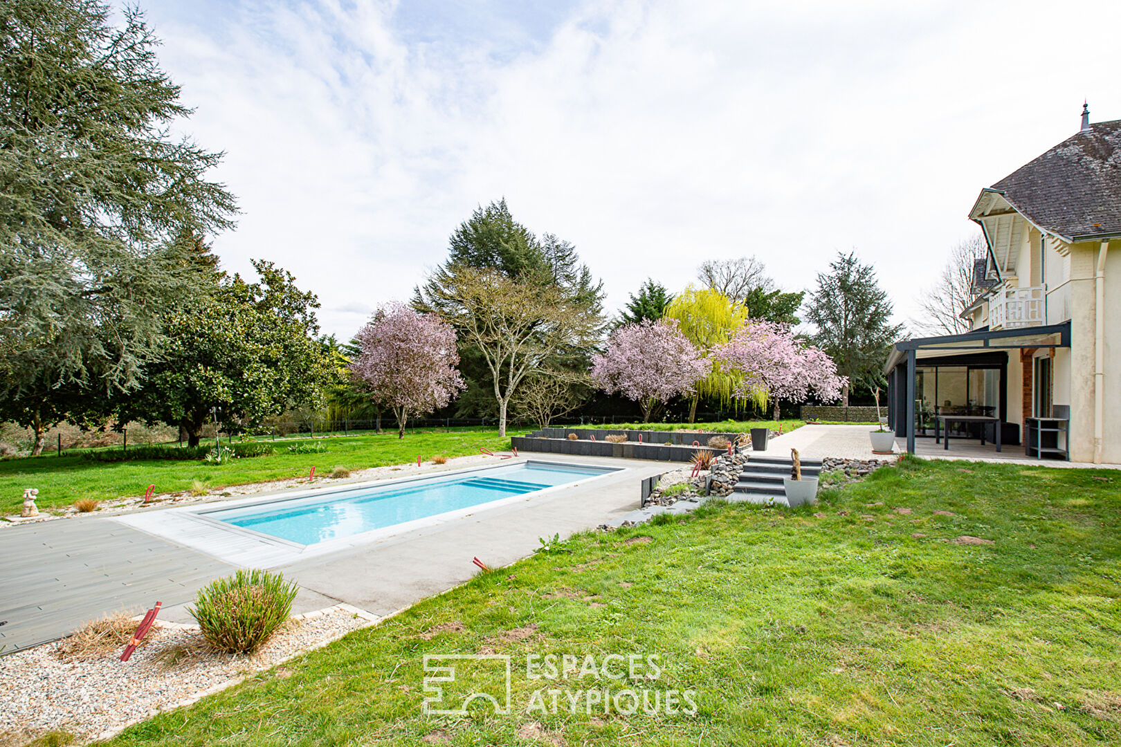 Elégante maison rénovée avec piscine dans son parc