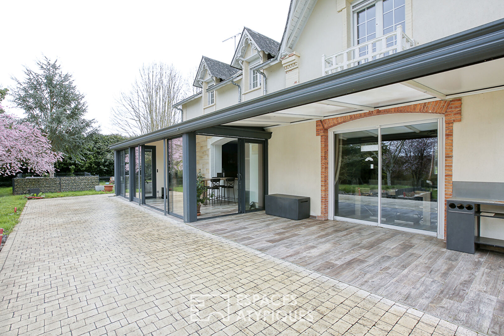 Elégante maison rénovée avec piscine dans son parc