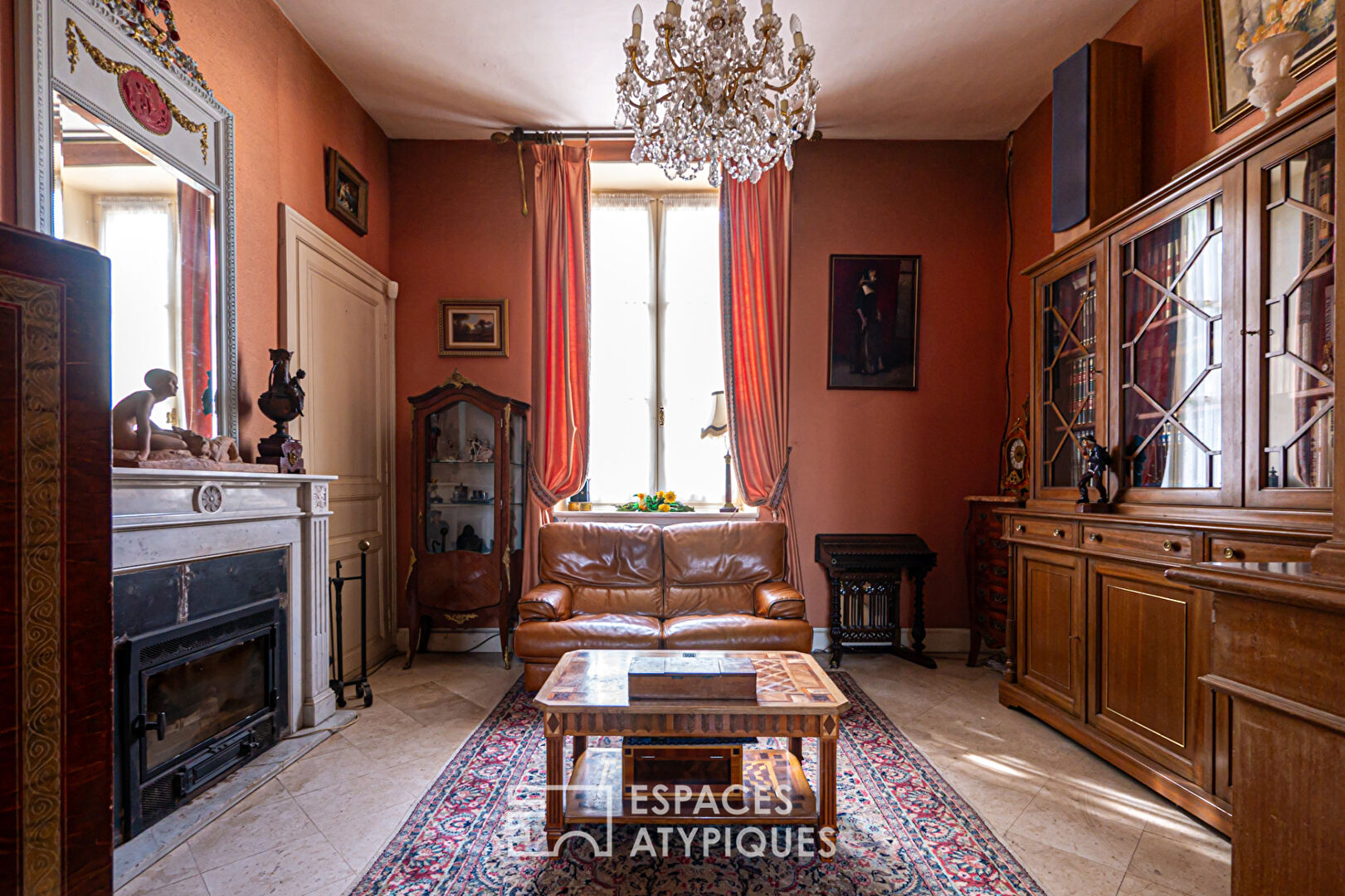 Élégante demeure du XIXème siècle dans son parc arboré au coeur d’une cité médiéval