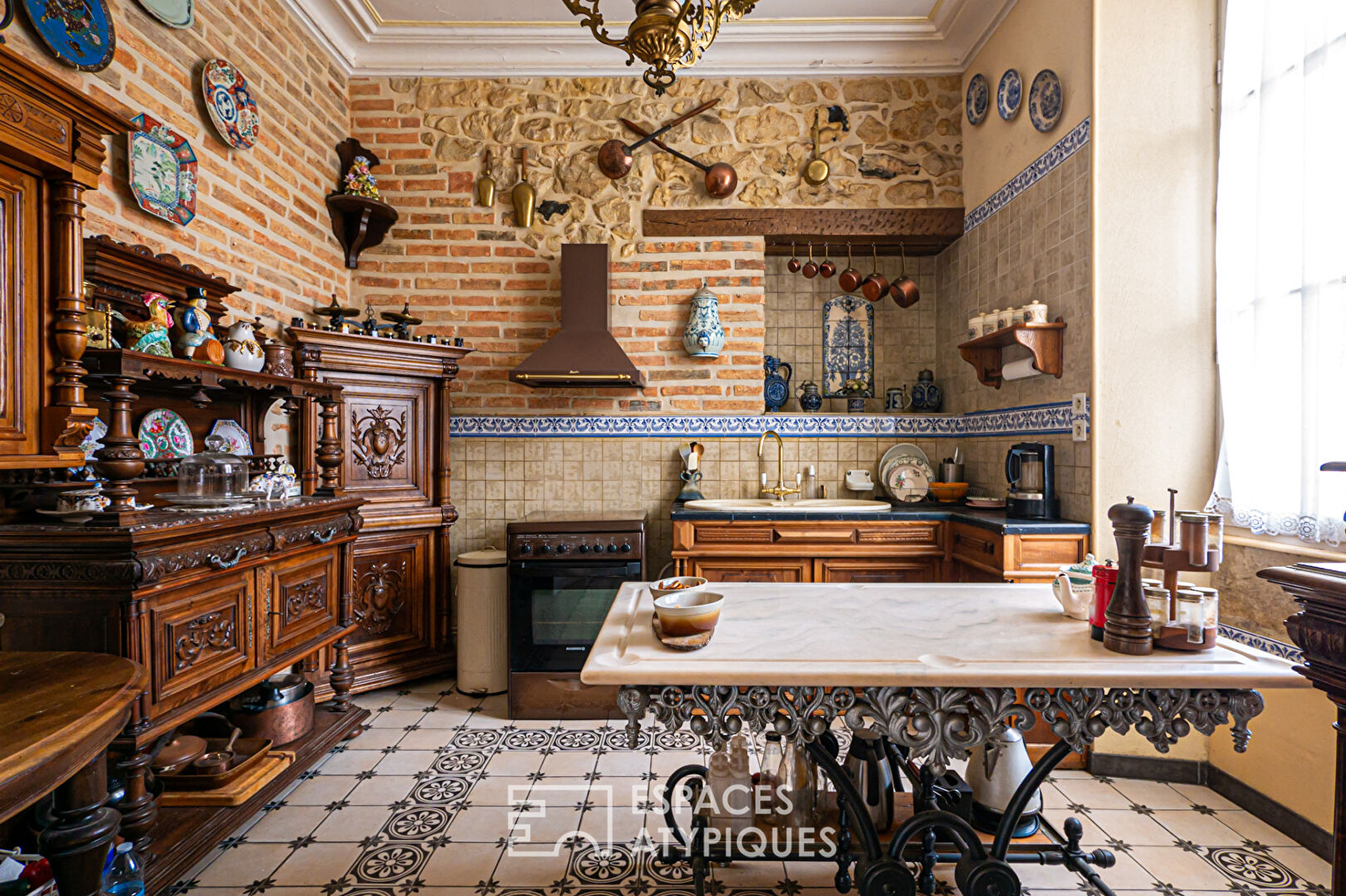 Élégante demeure du XIXème siècle dans son parc arboré au coeur d’une cité médiéval