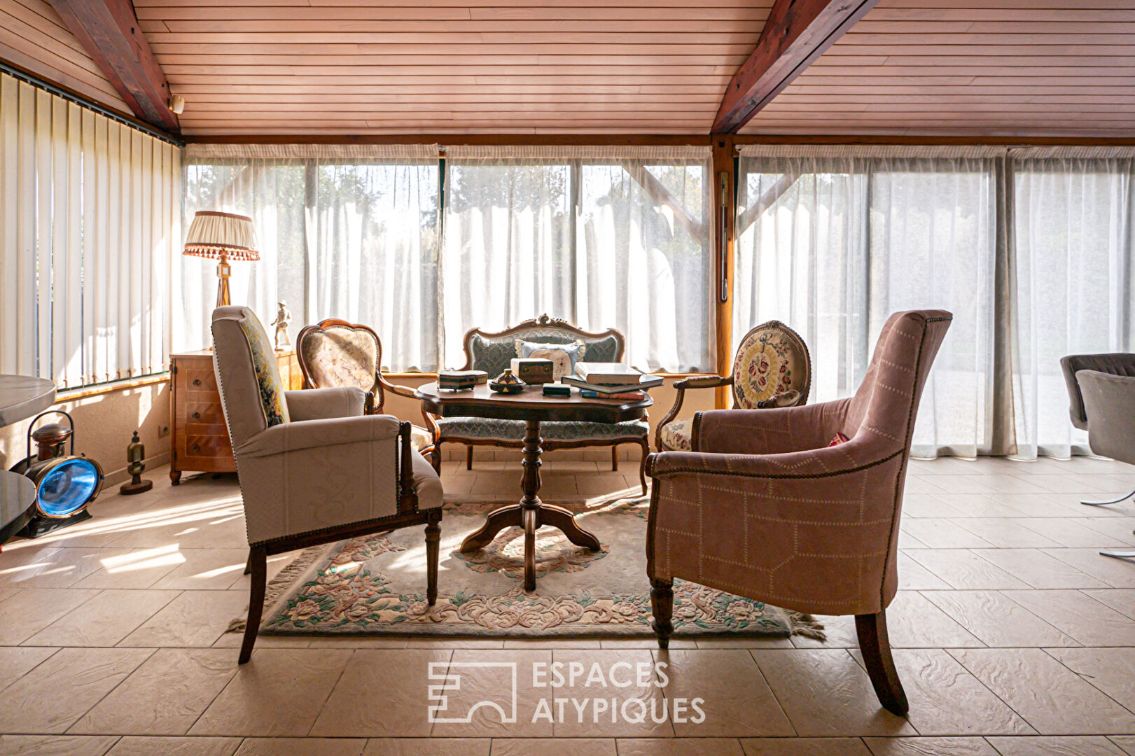 Élégante demeure du XIXème siècle dans son parc arboré au coeur d’une cité médiéval