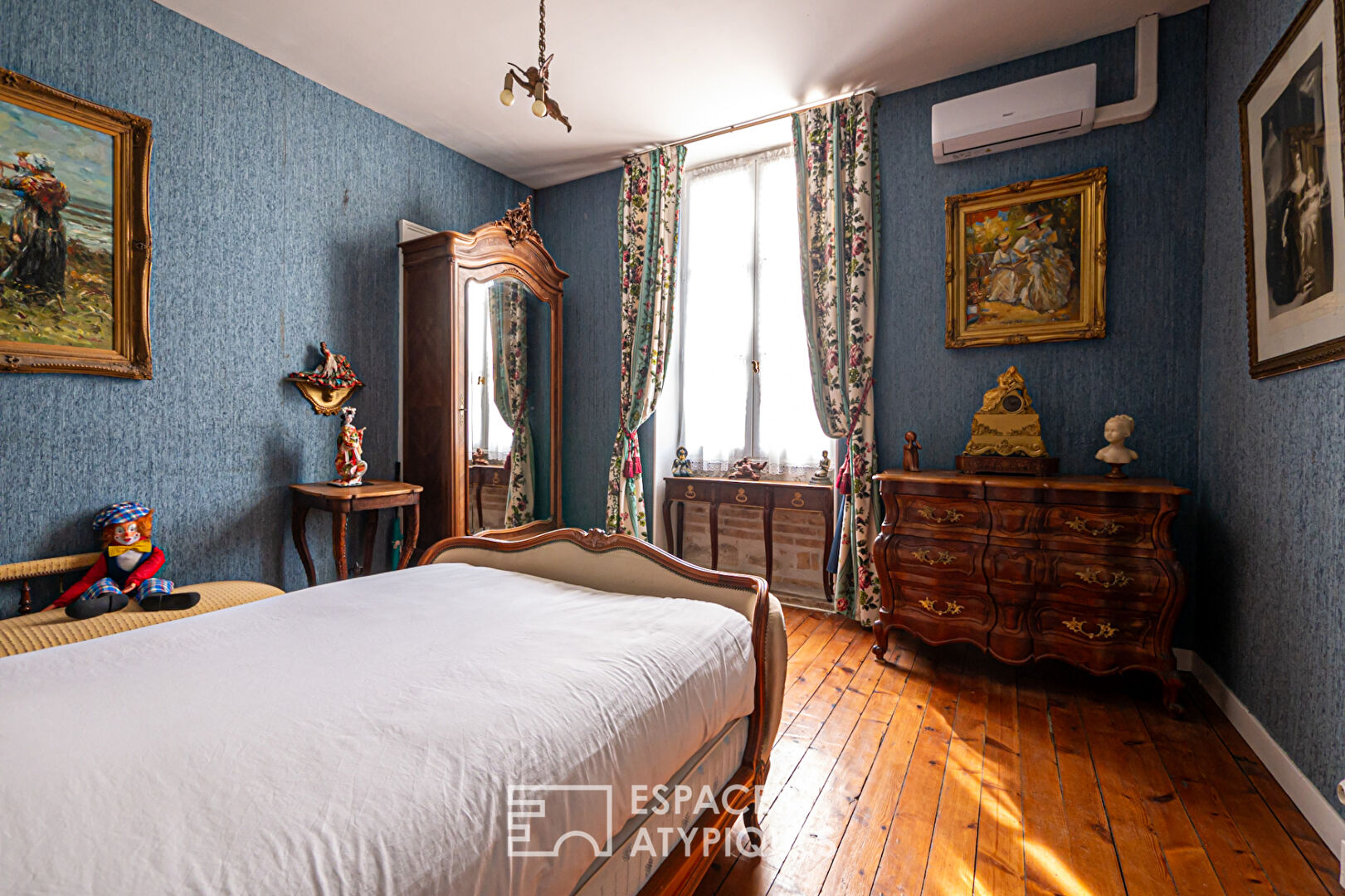 Élégante demeure du XIXème siècle dans son parc arboré au coeur d’une cité médiéval