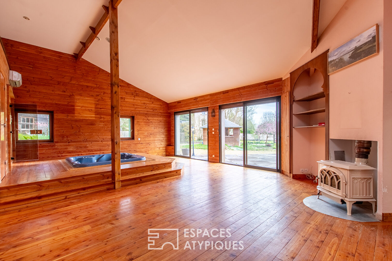 Family home nestled in the rock of Montabon