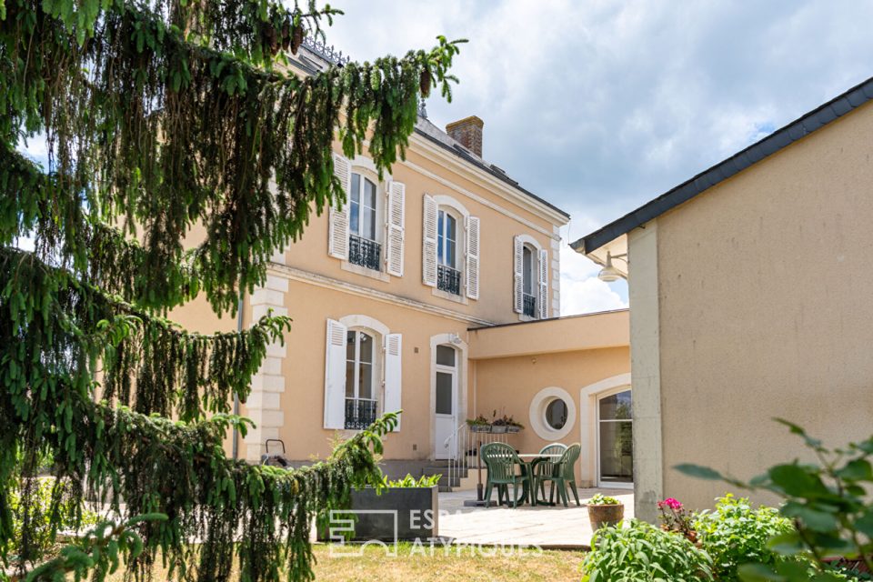 Maison de maître au charme préservé, entre lumière et jardin secret