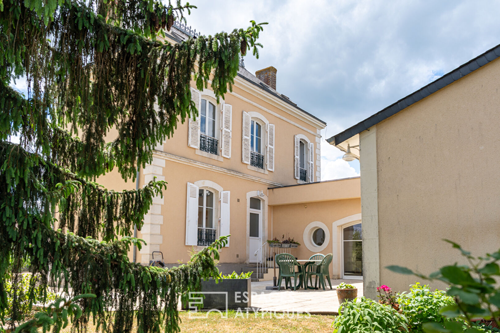 Maison de maître au charme préservé, entre lumière et jardin secret