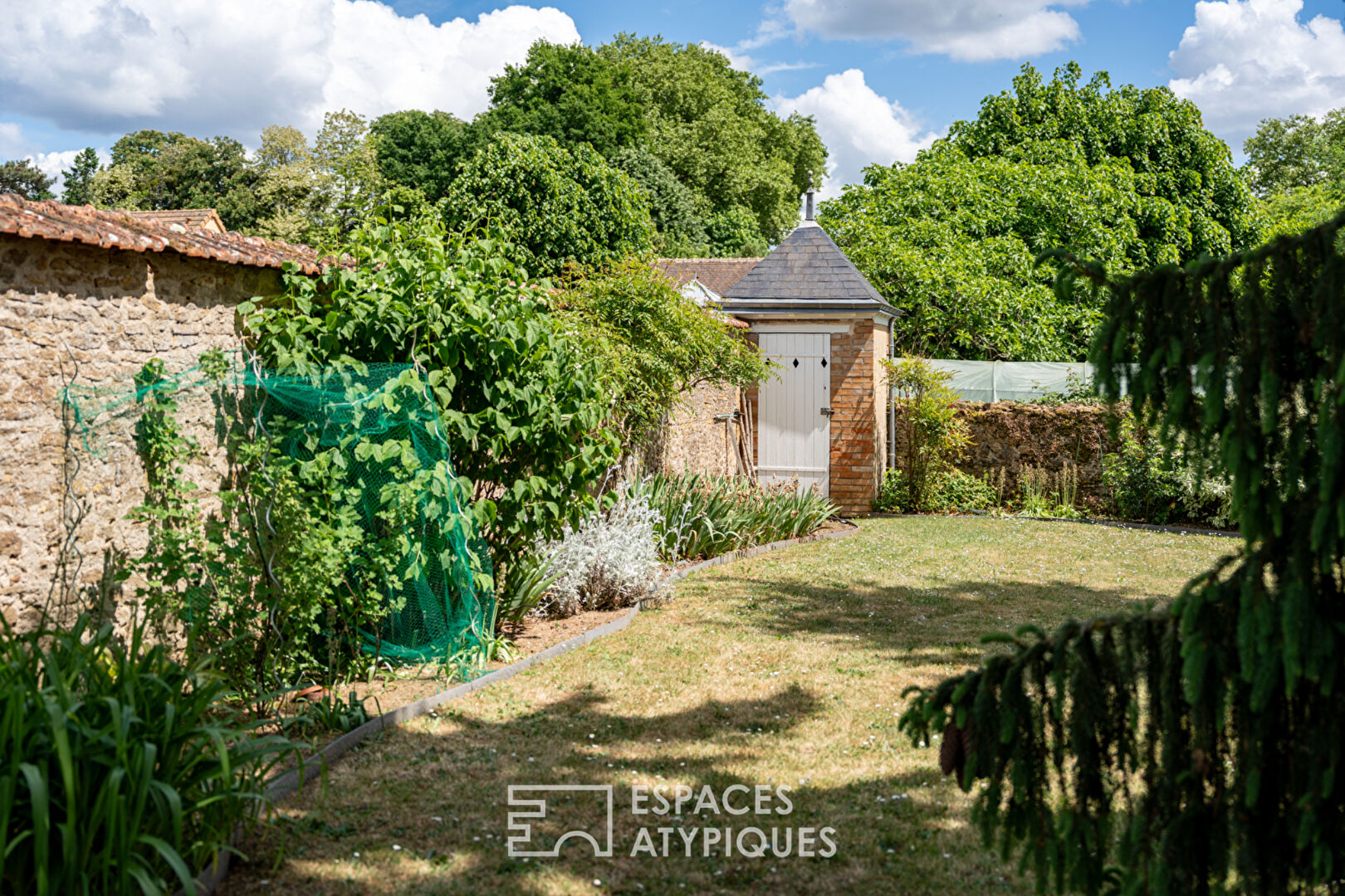 Maison de maître au charme préservé, entre lumière et jardin secret