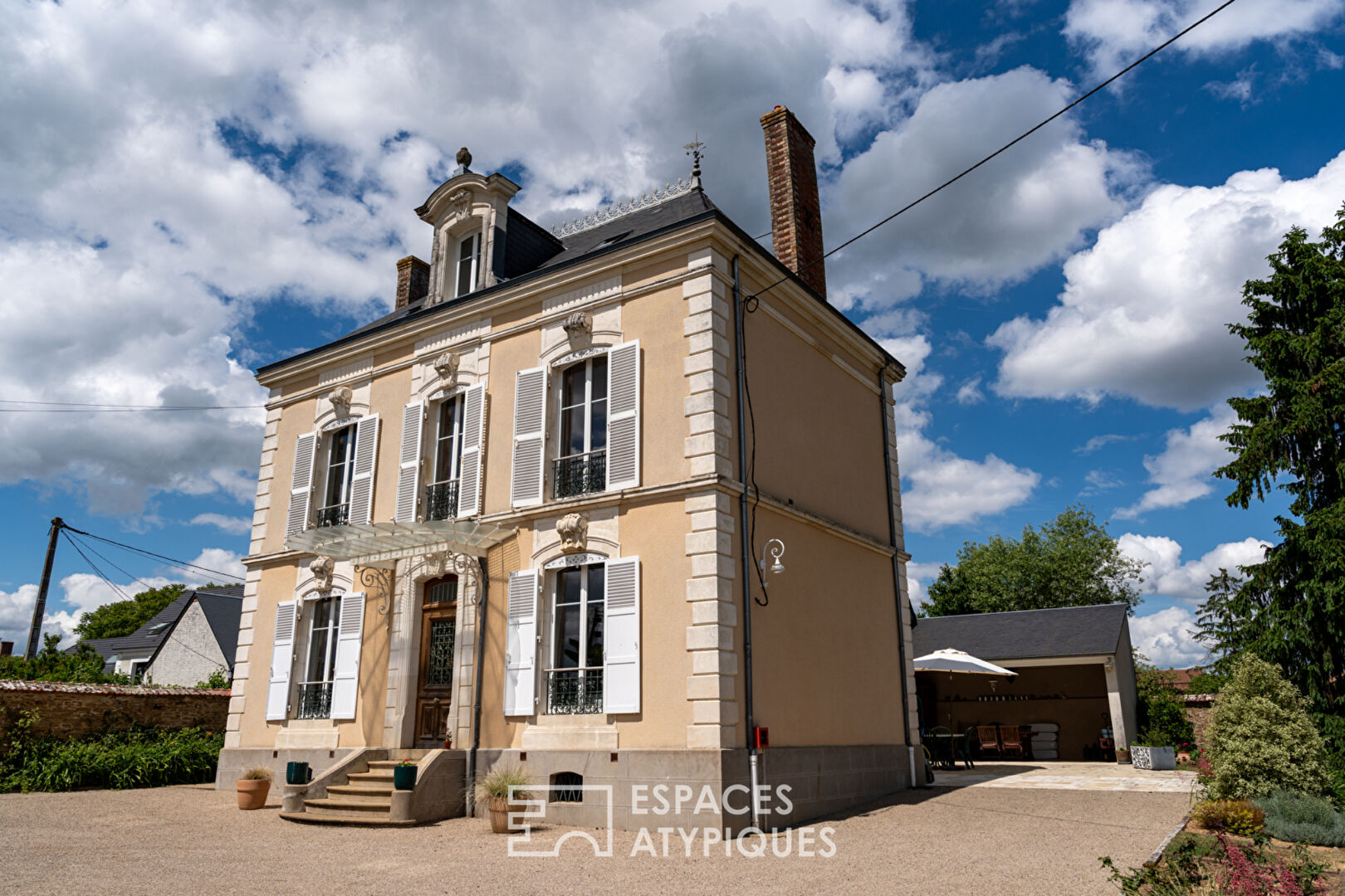 Maison de maître au charme préservé, entre lumière et jardin secret