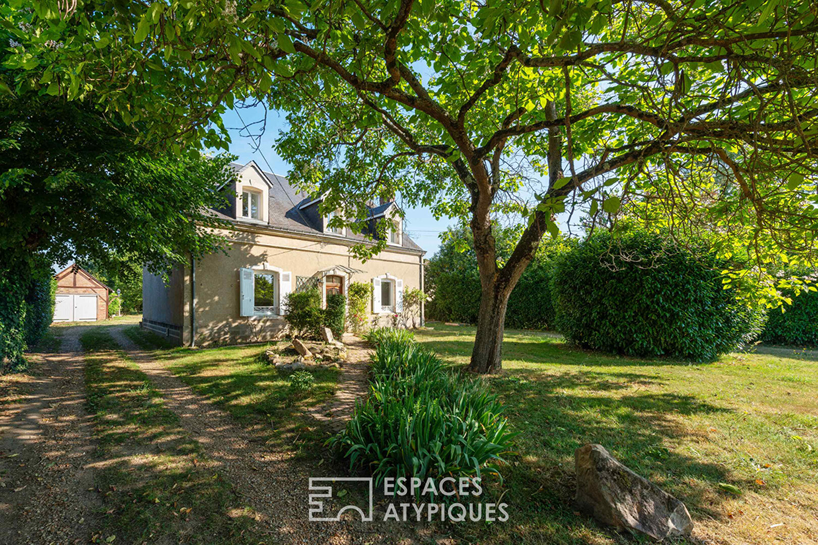 Maison de charme avec dépendances  et terrain constructible