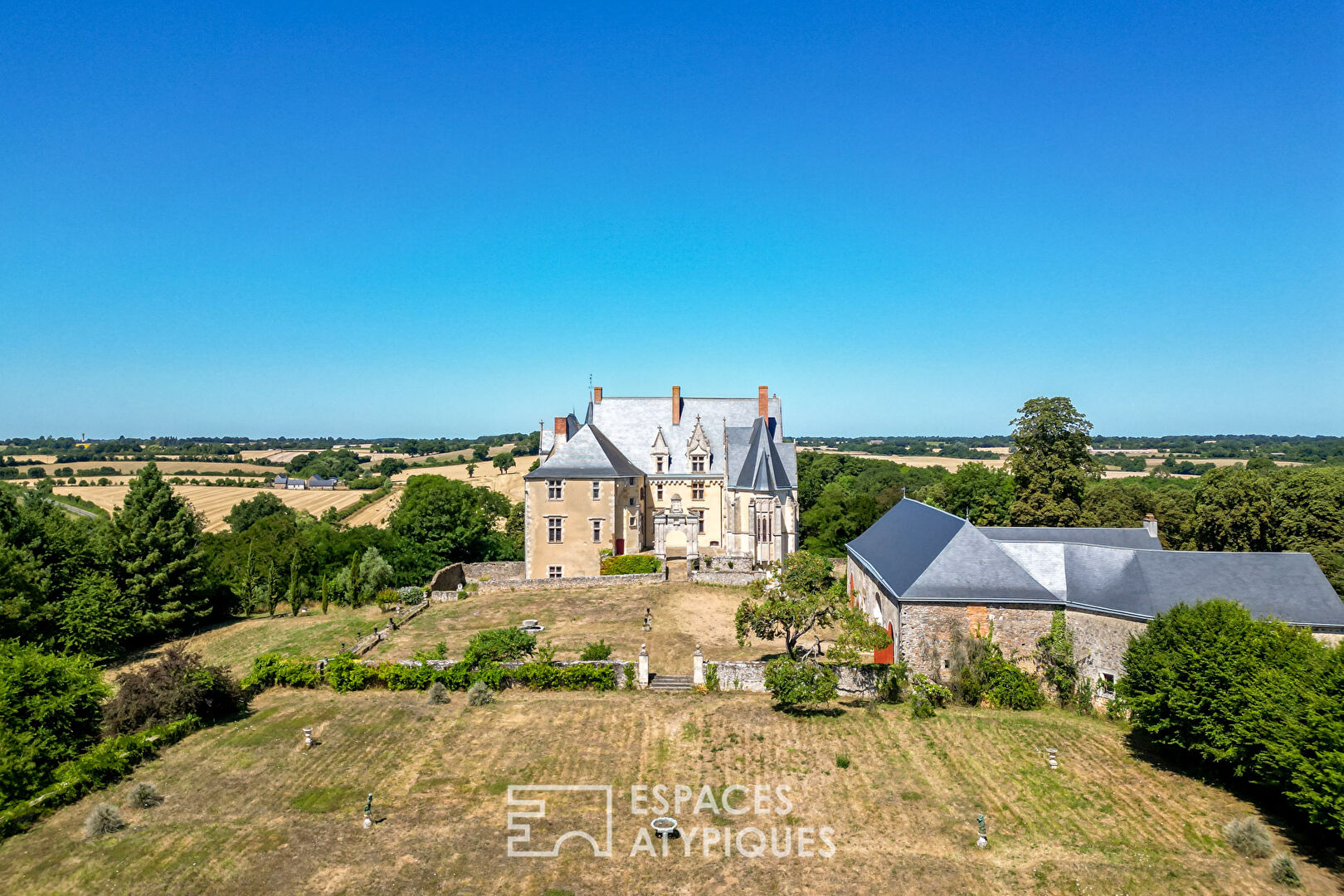 Château, ancienne forteresse du XIIe siècle avec dépendances et Chapelle