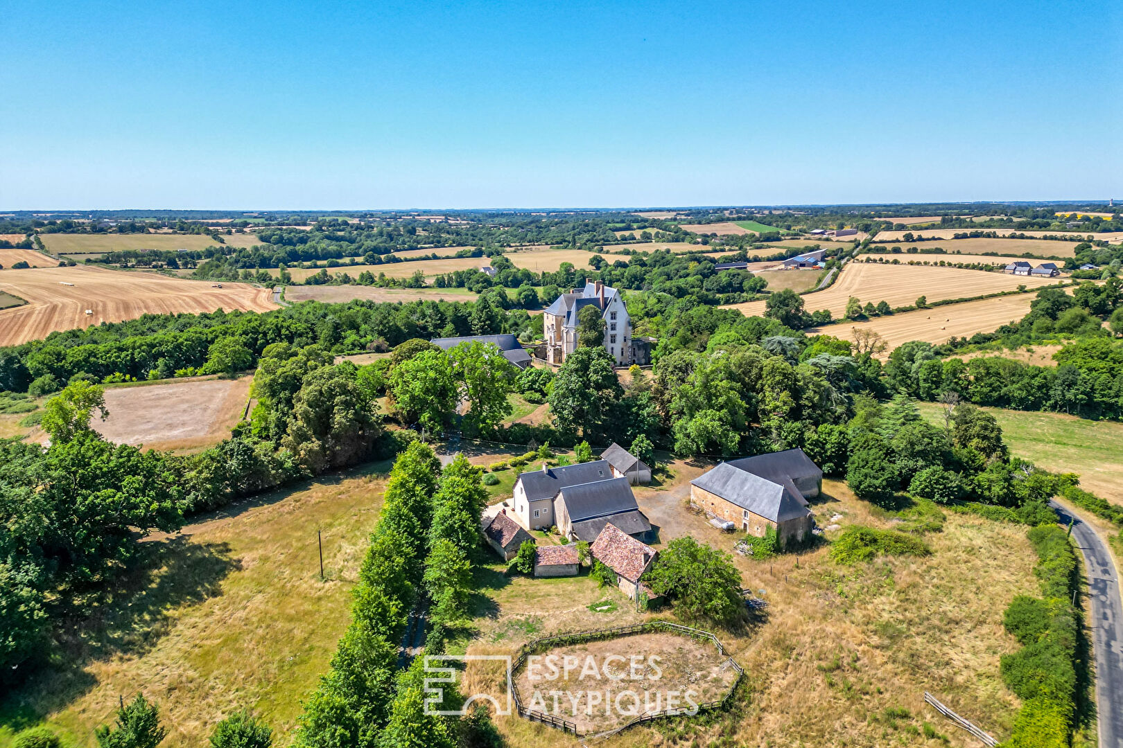 Château, ancienne forteresse du XIIe siècle avec dépendances et Chapelle
