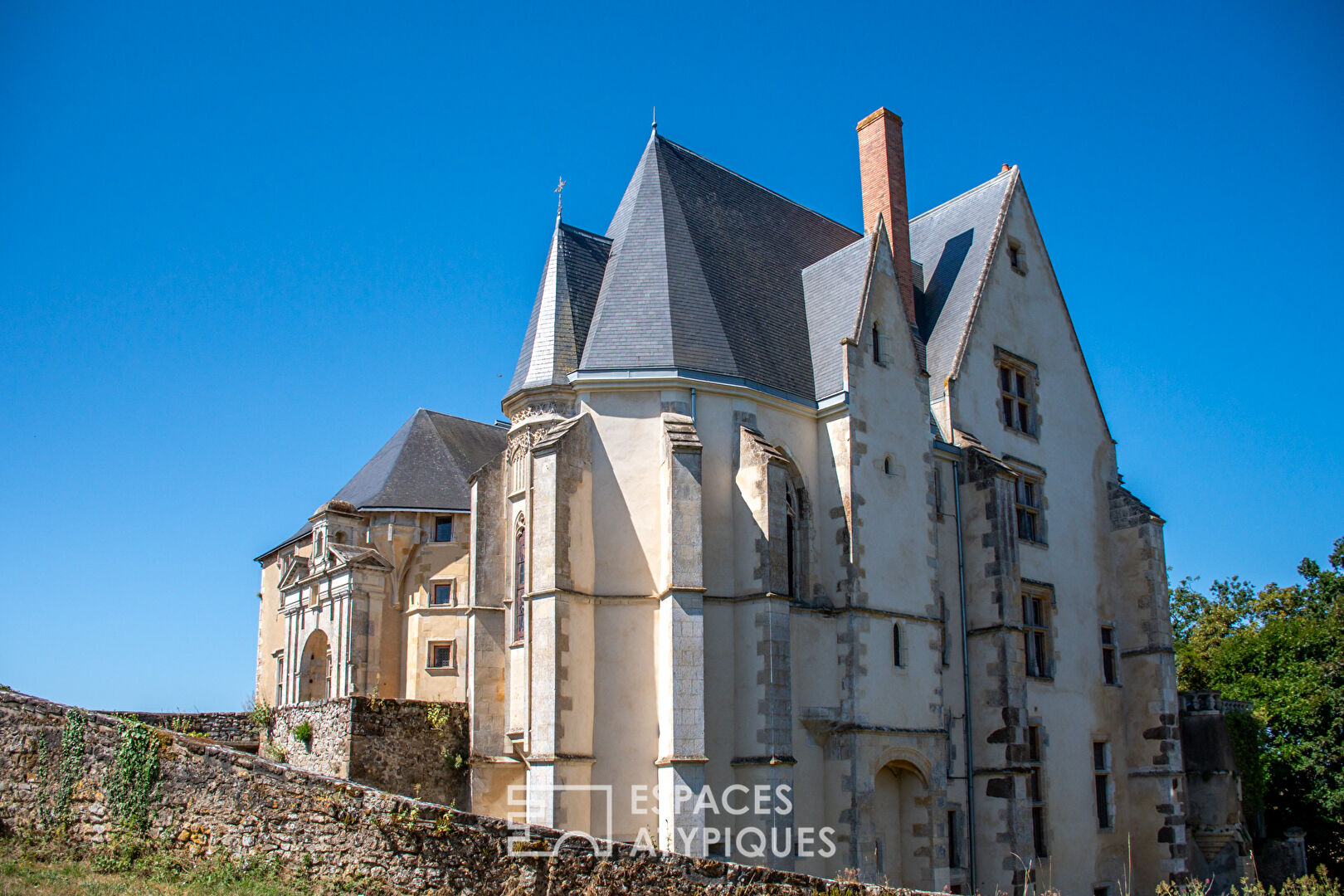 Château, ancienne forteresse du XIIe siècle avec dépendances et Chapelle