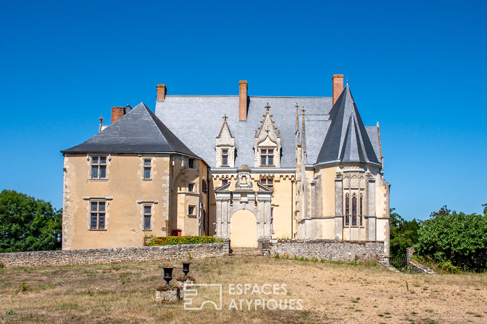 Château, ancienne forteresse du XIIe siècle avec dépendances et Chapelle