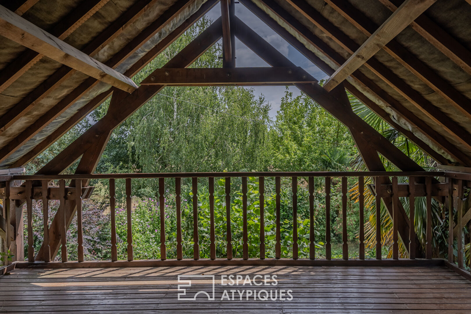 Maison de caractère sur intime domaine équestre arboré