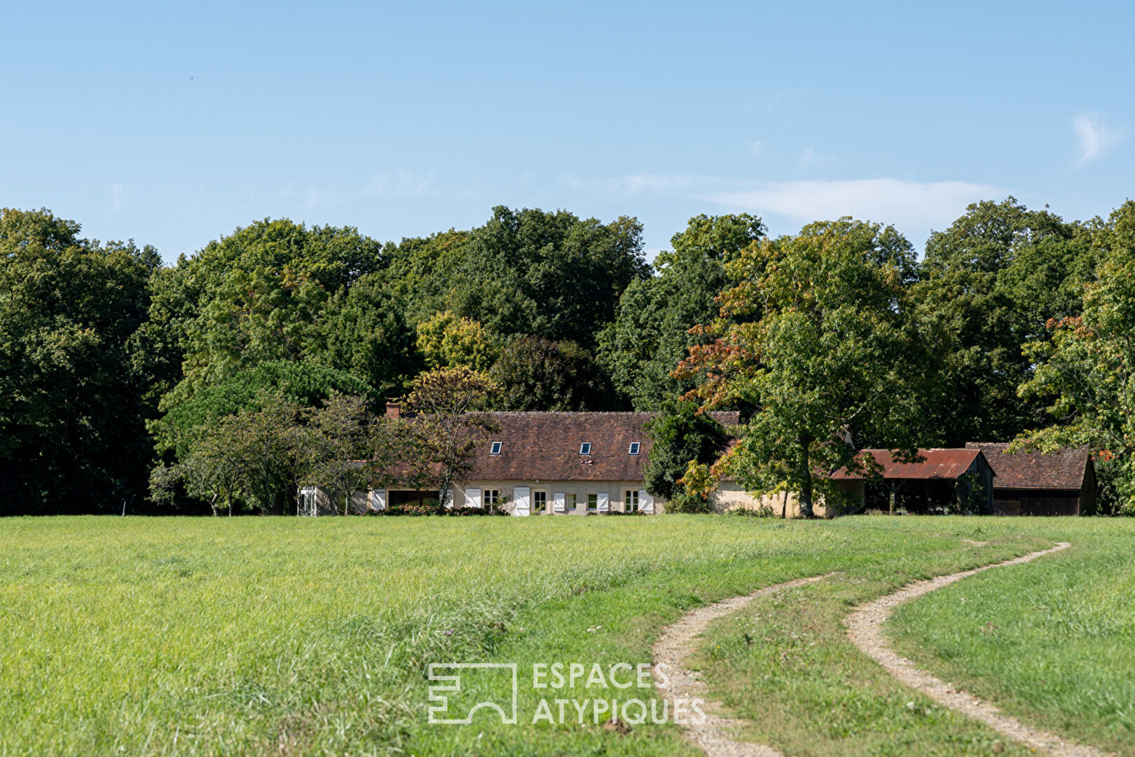 Peaceful family property in the heart of the woods