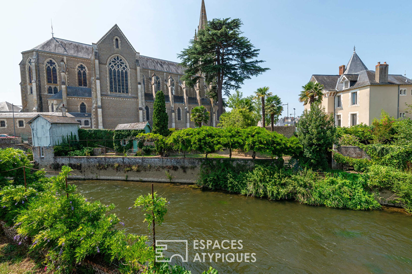 A bright haven in the heart of the city on the banks of the Sarthe