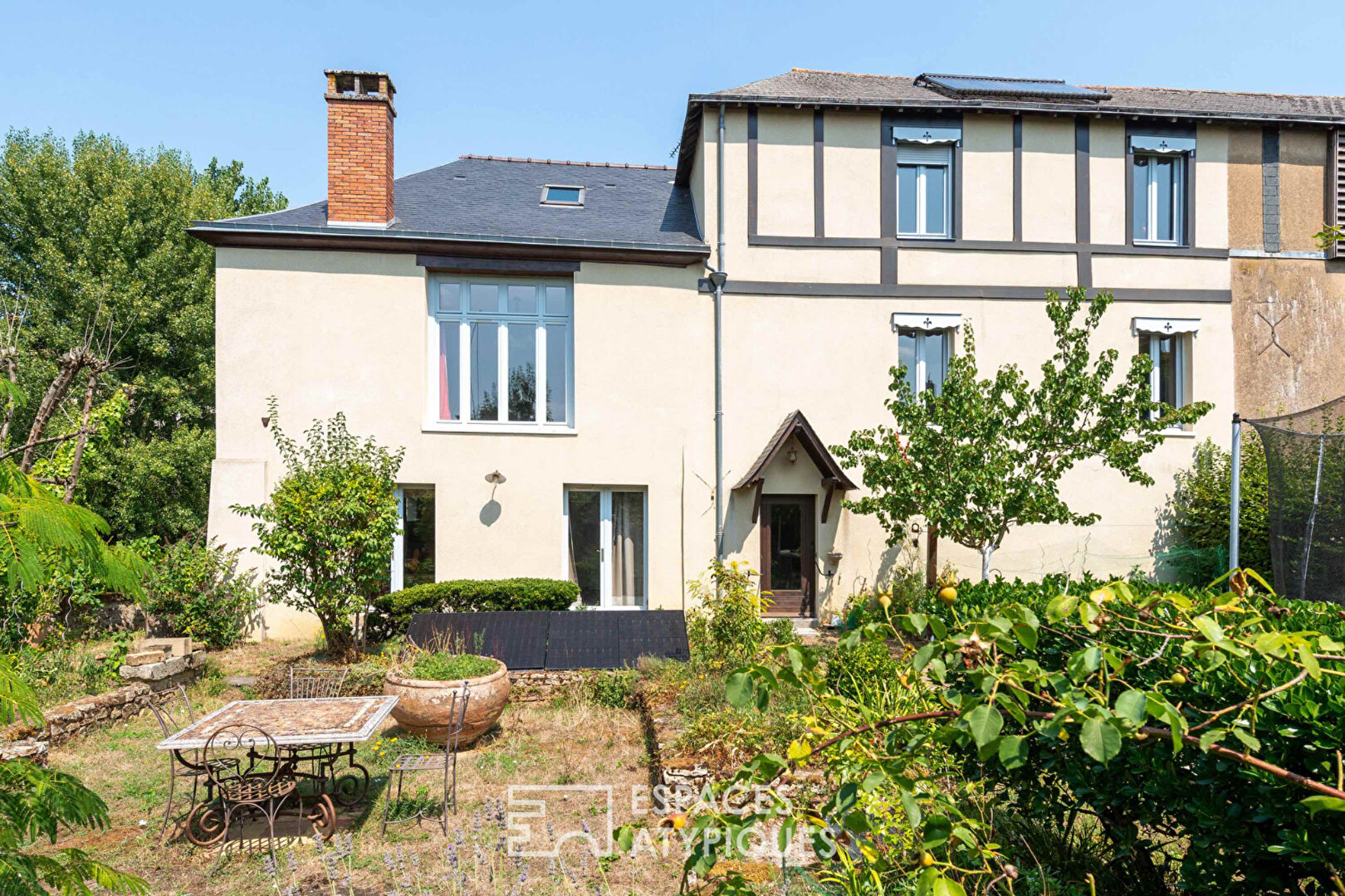 A bright haven in the heart of the city on the banks of the Sarthe