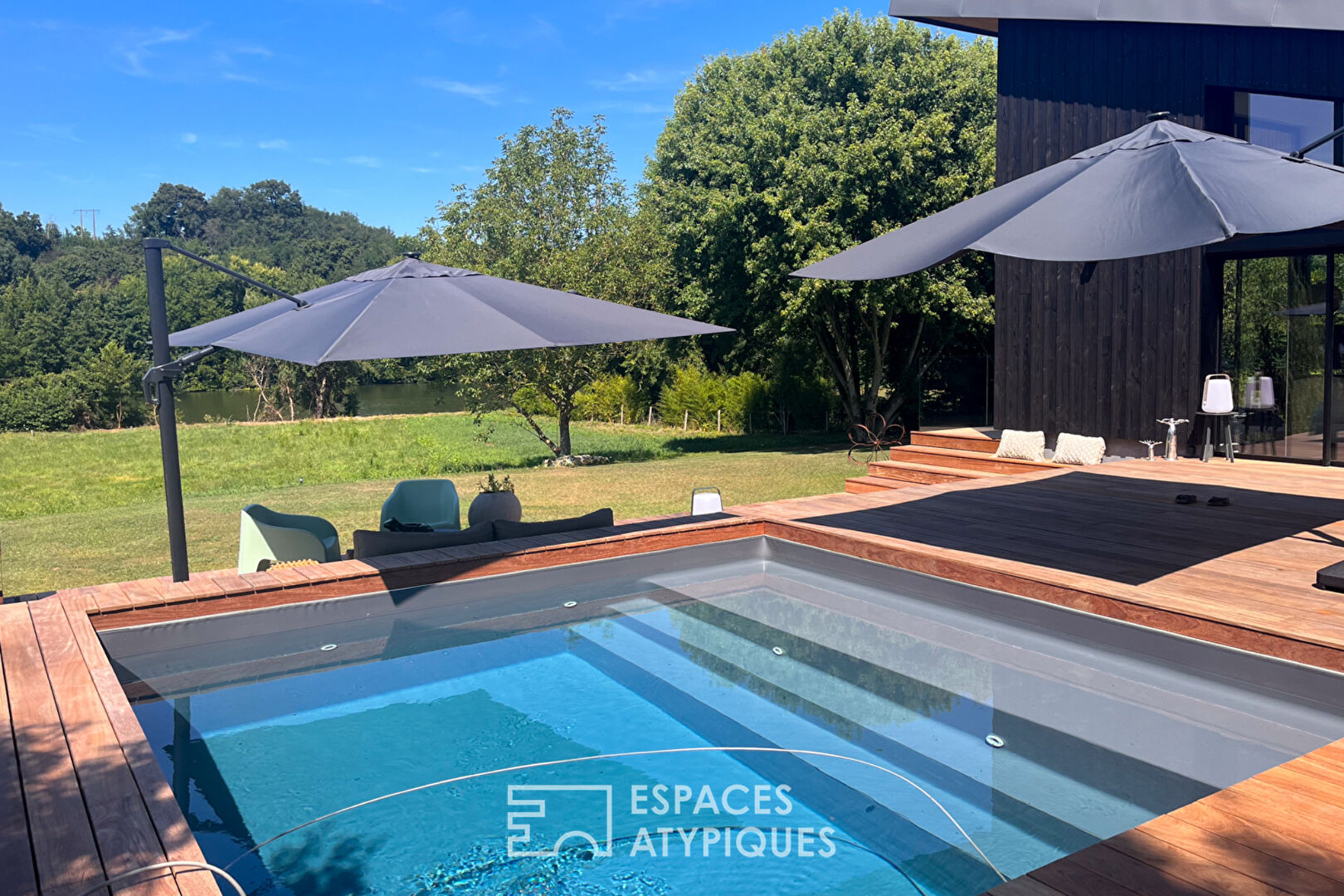 Maison d’architecte neuve avec piscine en bord de Sarthe