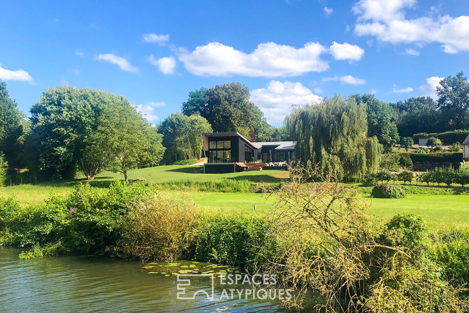 Maison d’architecte neuve avec piscine en bord de Sarthe