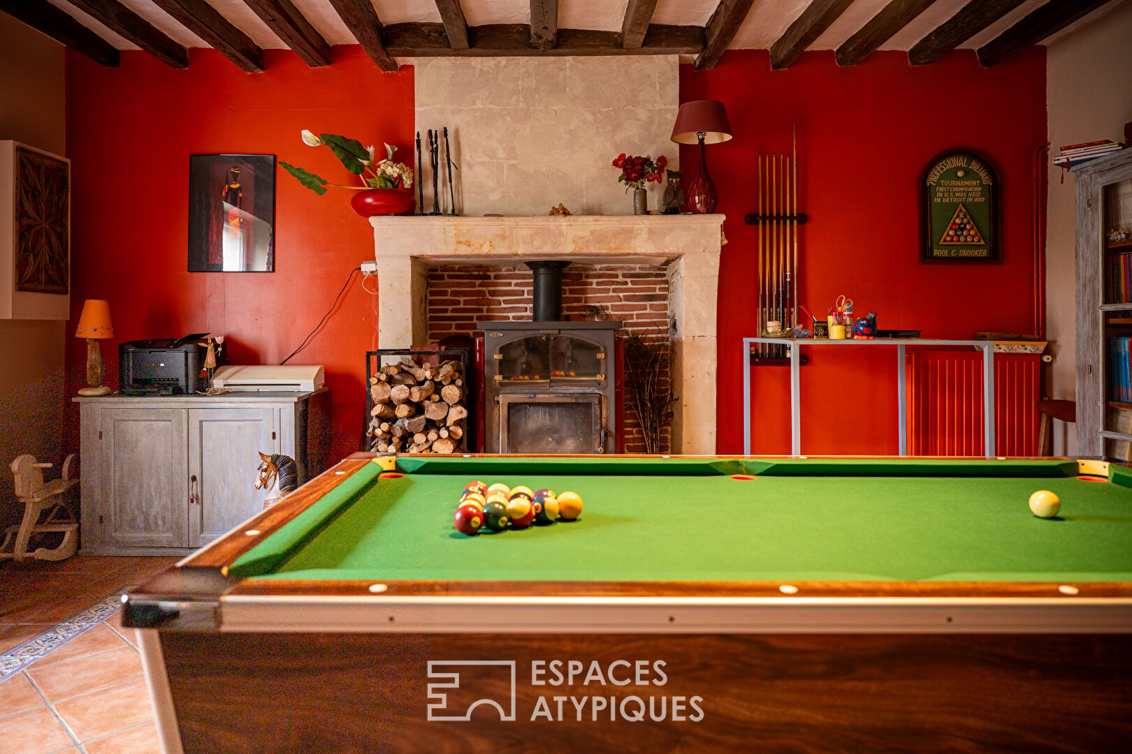 Stone house in the heart of a vast wooded park