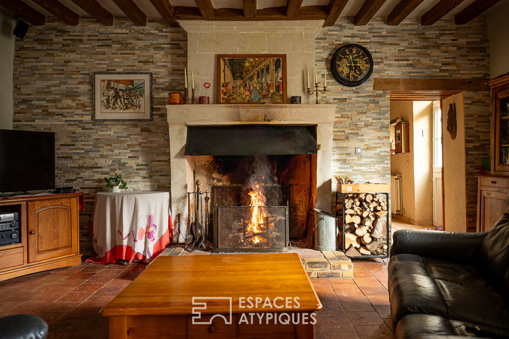 Stone house in the heart of a vast wooded park