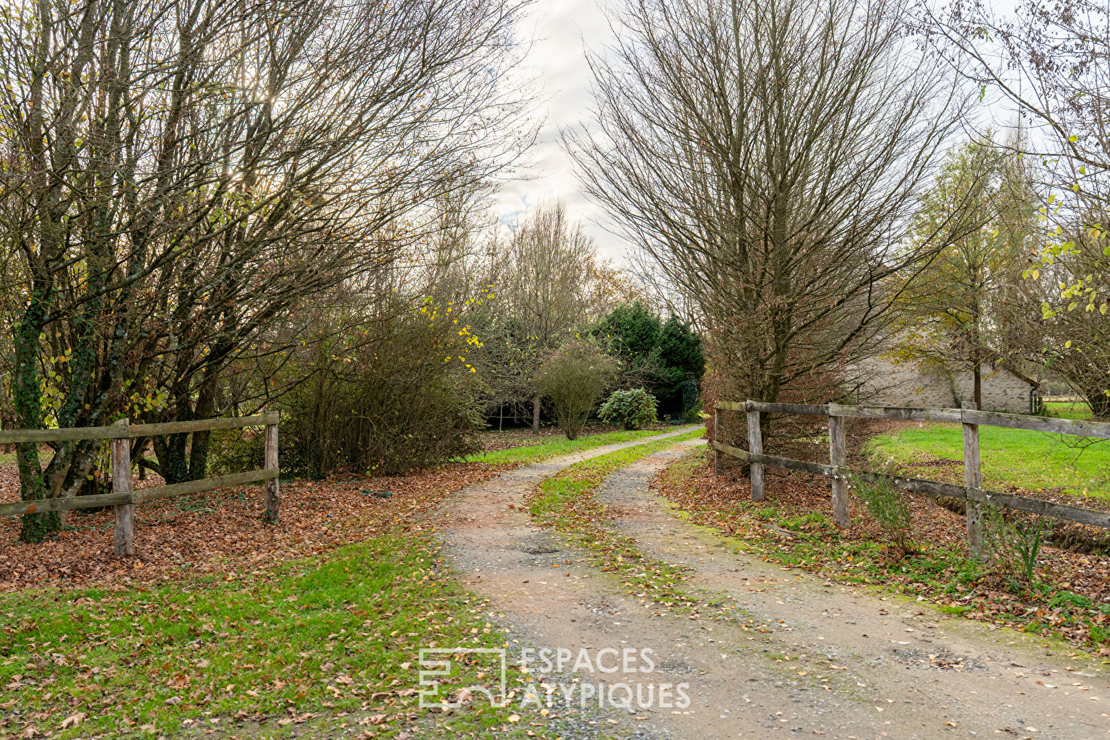 Stone house in the heart of a vast wooded park