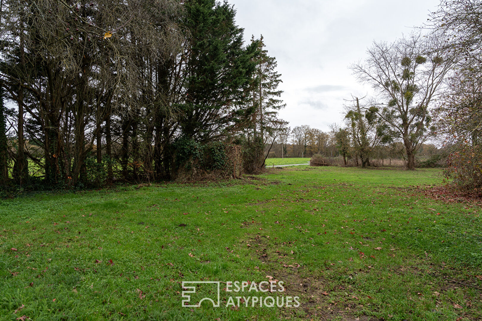 Fermette authentique avec dépendances et jardin