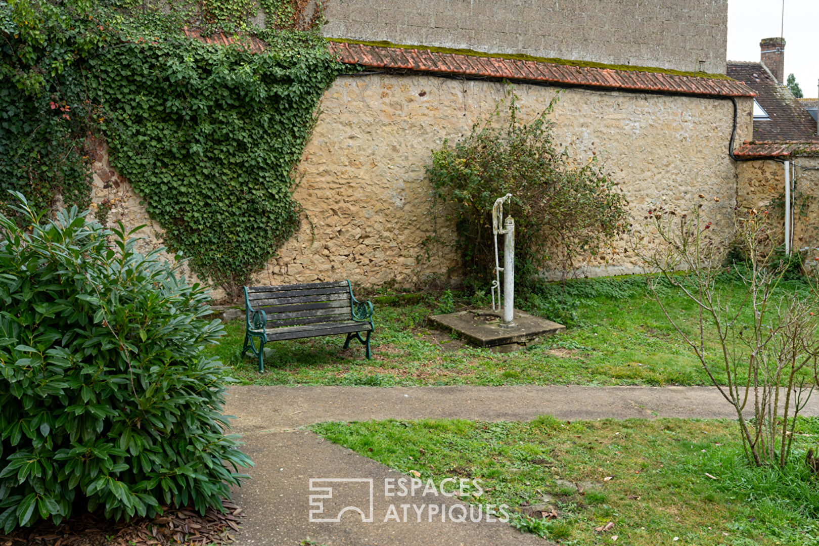 Ancien presbytère du XIXeme siècle au charme préservé