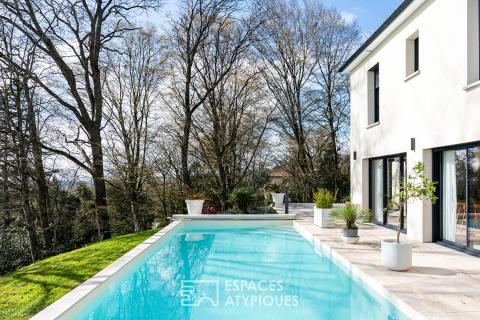 Maison contemporaine, piscine et vue dégagée